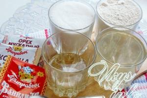 Постная выпечка к чаю: медовая коврижка и печенье на рассоле
