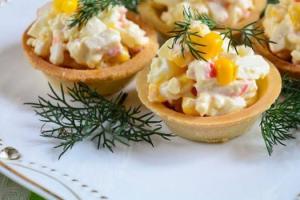 Тарталетки с крабовыми палочками и яйцом – простая и любимая закуска со вкусом праздника Тарталетки с крабовыми палочками и морской капустой