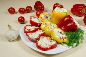 Перец, фаршированный яйцами и сыром Перец фаршированный плавленным сыром
